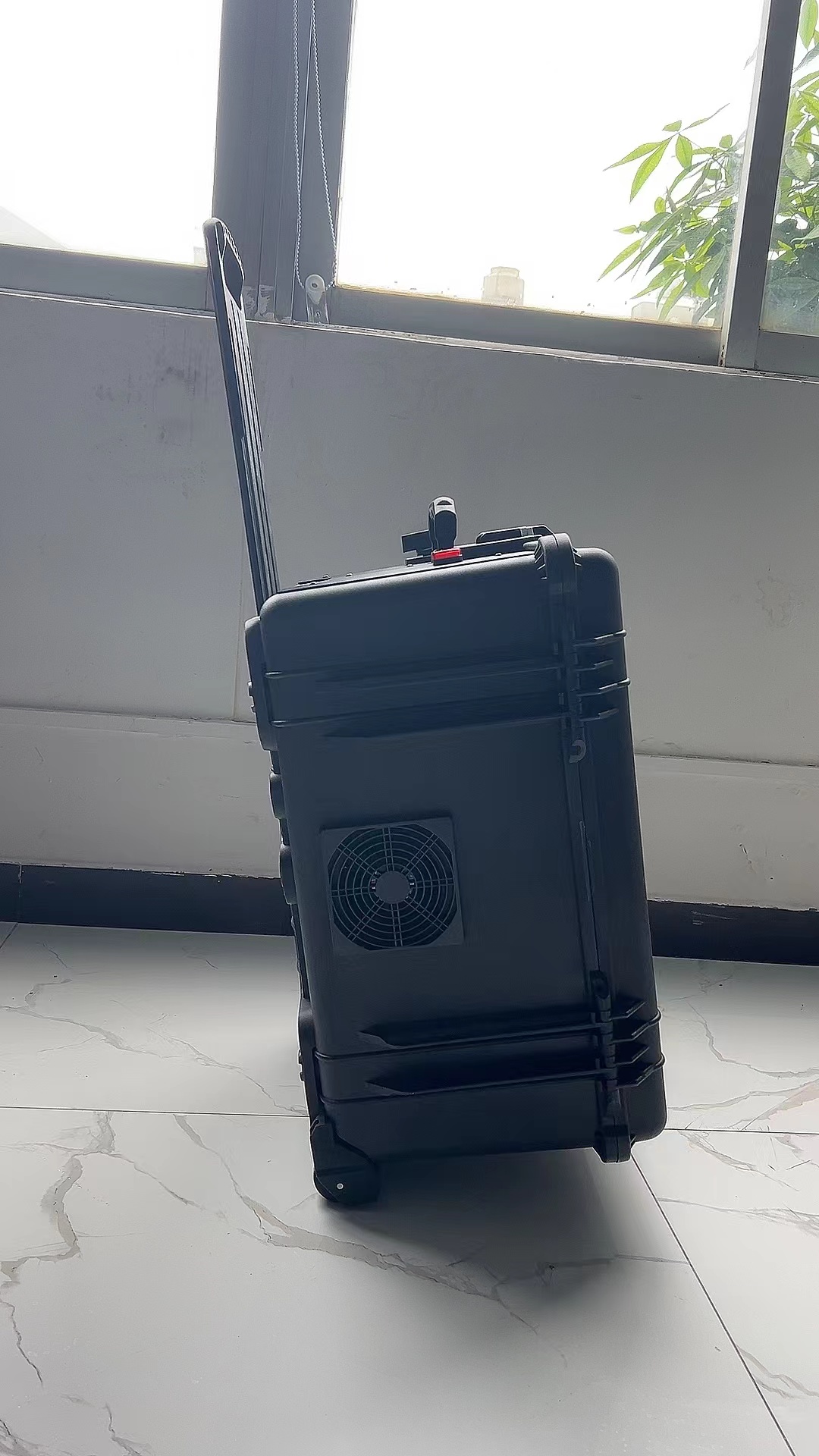 洞口手拉箱型移动通信干扰器